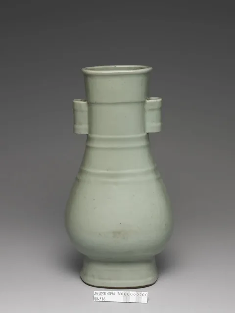 龙泉窑 青瓷弦纹贯耳壶
