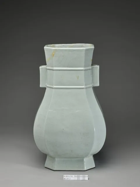 仿汝釉贯耳八方壶